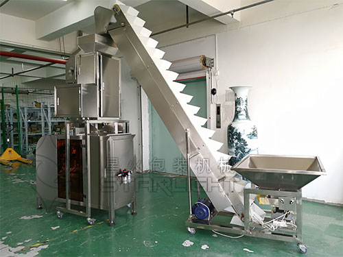 八角調(diào)味品包裝機(jī)車間展示